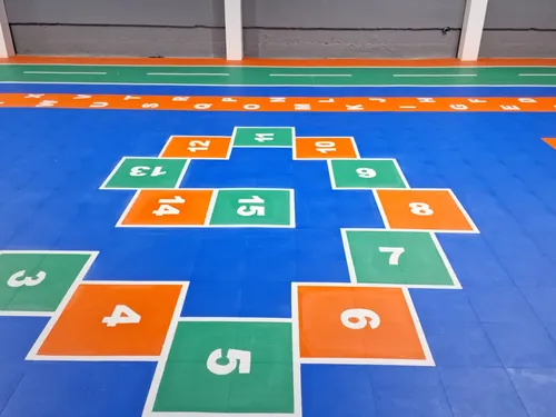 Amarelinha e jogos aplicados no piso na EMEI Ternura, São Marcos, RS