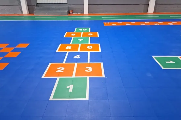 Circuito infantil no piso. EMEI Ternura, São Marcos, RS.
