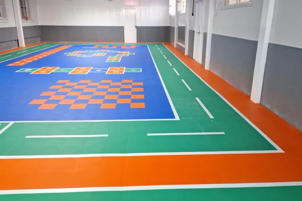 Marcação esportiva e lúdica na mesma quadra. EMEI Ternura, São Marcos, RS.