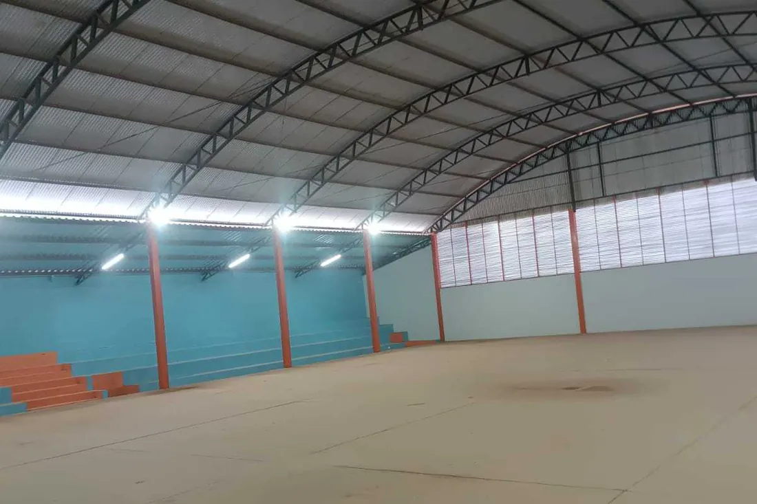 Antes: O ginásio era novo e tinha apenas o contrapiso de concreto, sem piso esportivo.