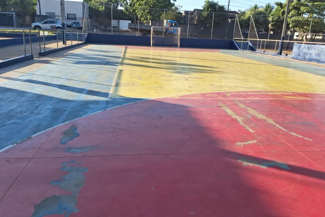 Antes: A quadra externa tinha a cor apagada pelo sol, com a marcação quase ilegível e manchas de pintura em estágios 