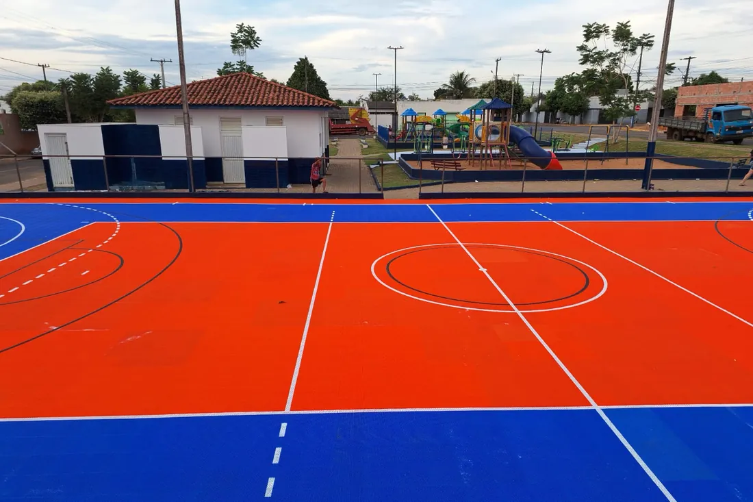 Depois: Quadra em piso modular azul e laranja, com a cor na massa do módulo, sem camada de tinta sujeita a desgaste po