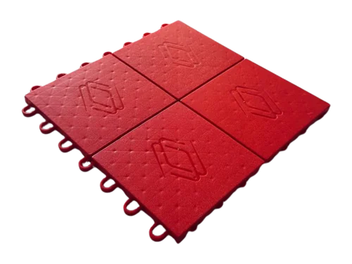 Quatro placas de piso modular Pinova vermelhas encaixadas, topo fechado com textura em diamante e a marca gravada