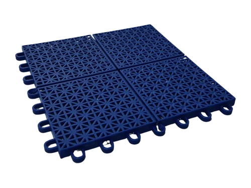 Quatro placas de piso modular Pinova azuis encaixadas, estrutura perfurada em malha